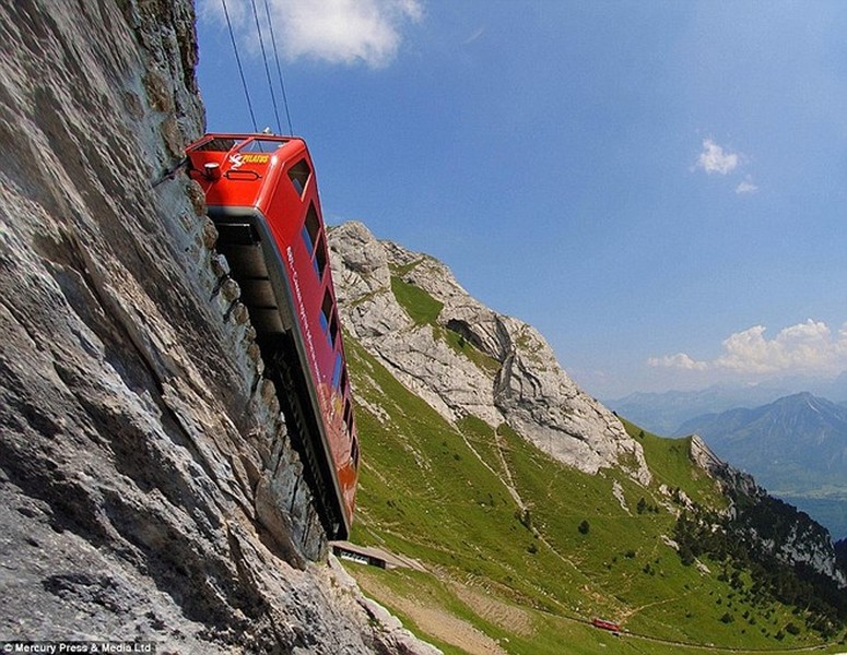 Tuyến  đường sắt Pilatus dài hơn 4,6 km, kết nối trạm Alpnachstad ở hồ Lucerne với một trạm trên núi Pilatus ở độ cao 2.072m. Ảnh: Mercury Press and Media Ltd.